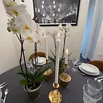 Holiday home Luxury Close To Citylife, Metro & Dining *